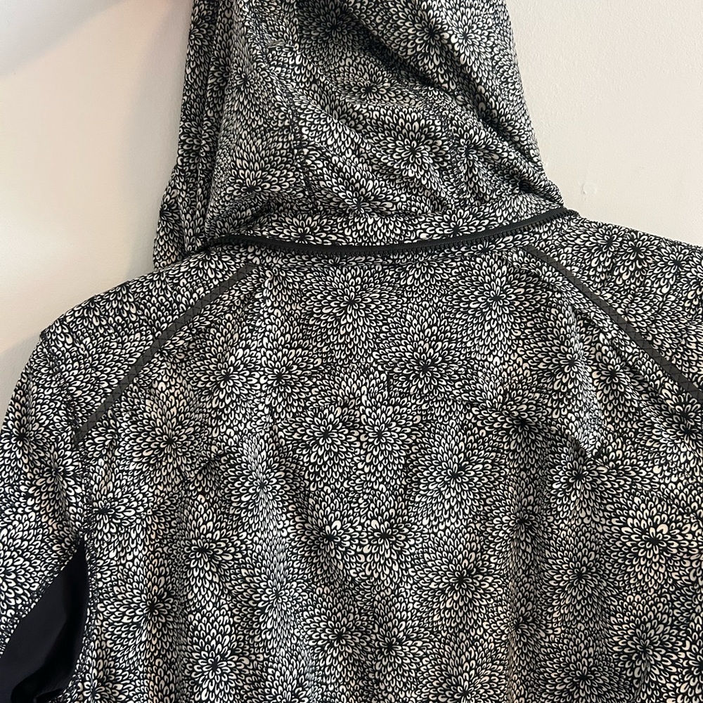 Lululemon Black and White Patterned Wind Breaker lined Jacket - Picture 9 of 10